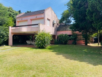 Casa en Venta y alquiler,  50 metros de la playa.
