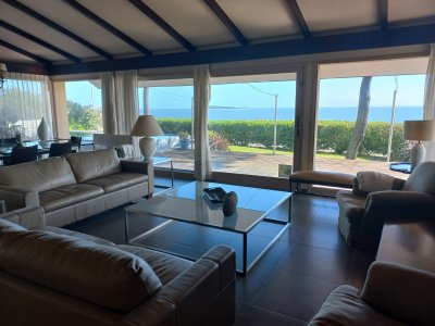 Casa en venta primera linea de Playa Mansa. 