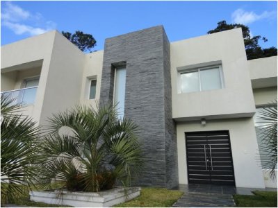 Venta casa 4 dormitorios, 4 suits, en Punta del Este