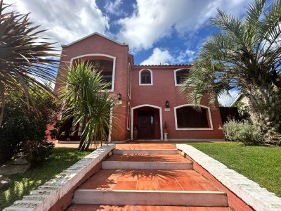 Venta  de casa de 3 dormitorios y dependencia en Punta del Este
