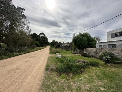 Terreno con mejoras, mas contenedor para vivir!