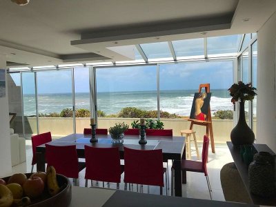 Venta apartamento 4 dormitorios frente al mar en Playa Brava, Punta del Este.