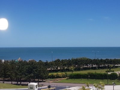 Apartamento en venta Playa Mansa 3 dormitorios