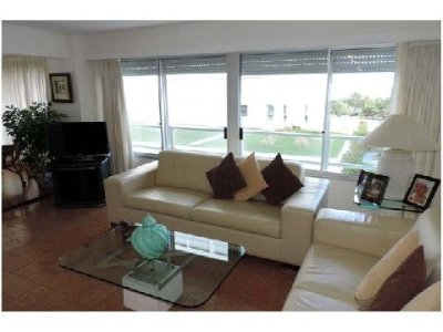 Apartamento en venta Playa Mansa 3 dormitorios