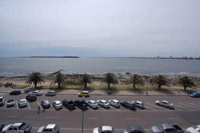 Venta Penthouse frente al mar 3 dormitorios en Península, Punta del Este