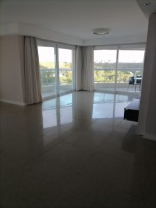 Venta de Apartamento 2 DORMITORIOS y Dependencia en playa mansa, Punta del Este.