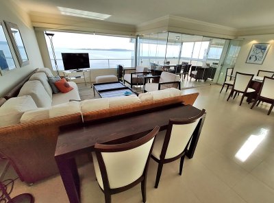 Apartamento en venta Playa Mansa 3 dormitorios