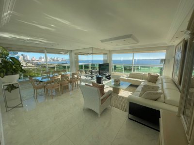 Alquiler temporario de Apartamento 3 DORMITORIOS y dep. en Playa Mansa, Punta del Este.