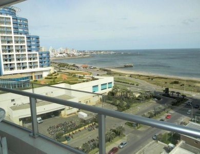 Apartamento en alquiler temporario Playa Mansa 2 dormitorios Seasons Tower