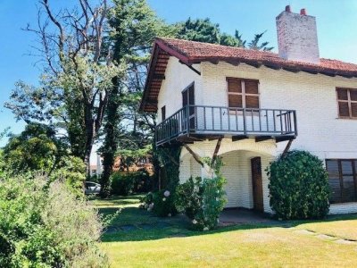 Venta de Casa 3 DORMITORIOS en Playa Mansa, Punta del Este.