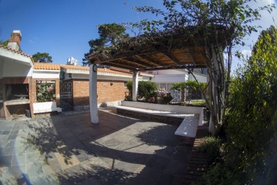 Casa en venta Playa Mansa 7 dormitorios