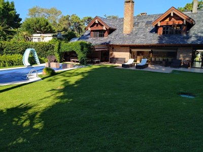 Casa en venta Playa Mansa 5 dormitorios