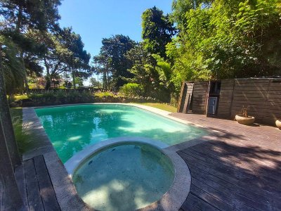 Casa en venta Playa Mansa 5 dormitorios