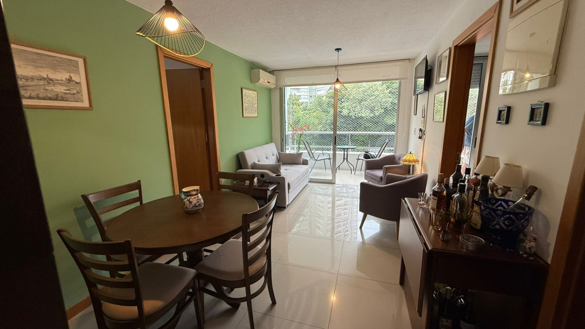 VENTA HERMOSO APARTAMENTO 1 DORMITORIO CON TERRAZA CON PARRILLERO
