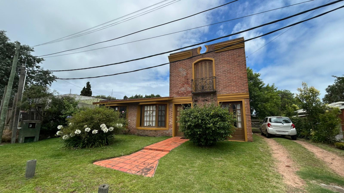 Hermosa casa de 2 dormitorios a pasos de la mansa 