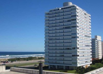 TORRE TIBURON II PARADA 8 PLAYA BRAVA PUNTA DEL ESTE. EXCELENTE PLANTA FRENTE AL MAR