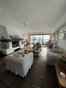 Frente a Puerto, Amplio Piso, Estilo Casa Clásica Esteña 