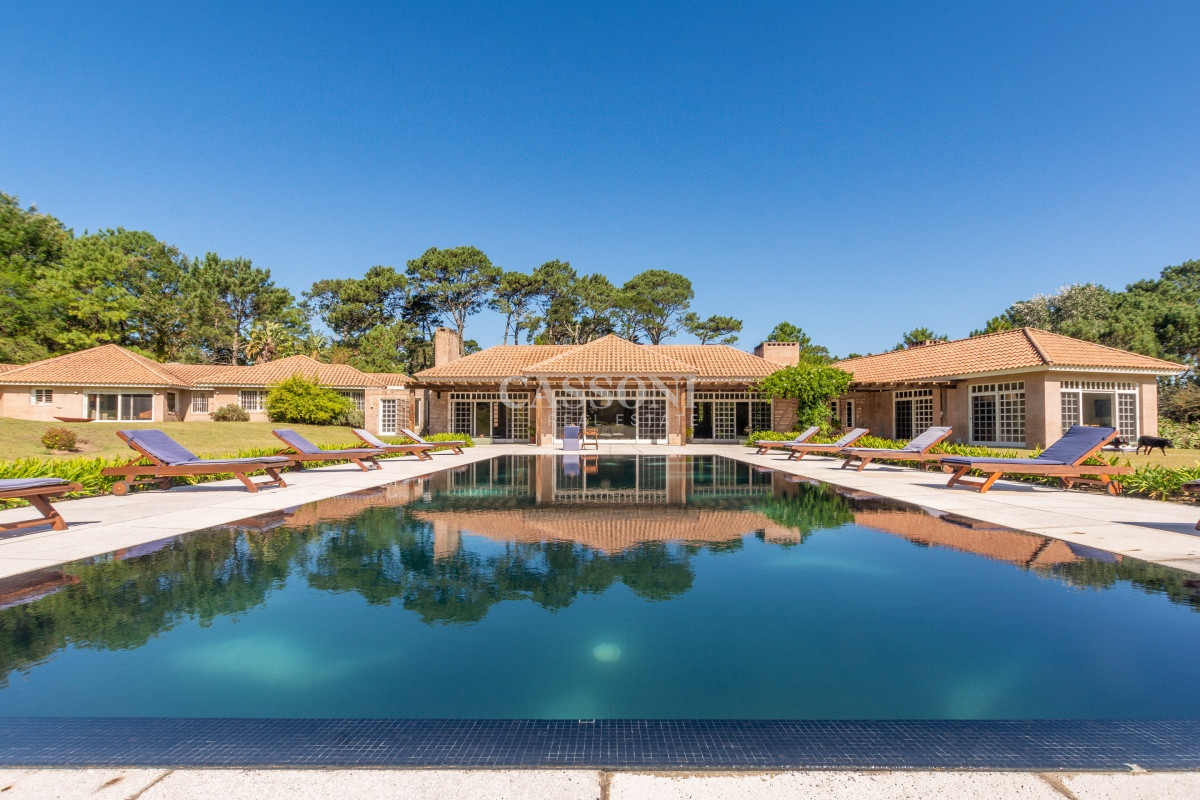 Venta, Residencia en barrio Lugano, 9 Dormitorios - Imagen principal