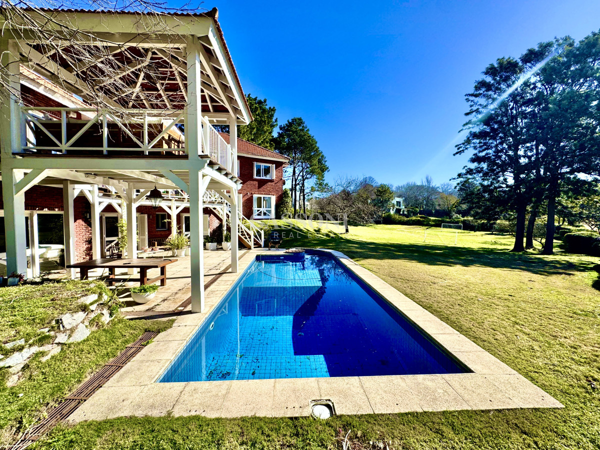 Residencia clásica con encanto colonial frente al golf - Imagen 2