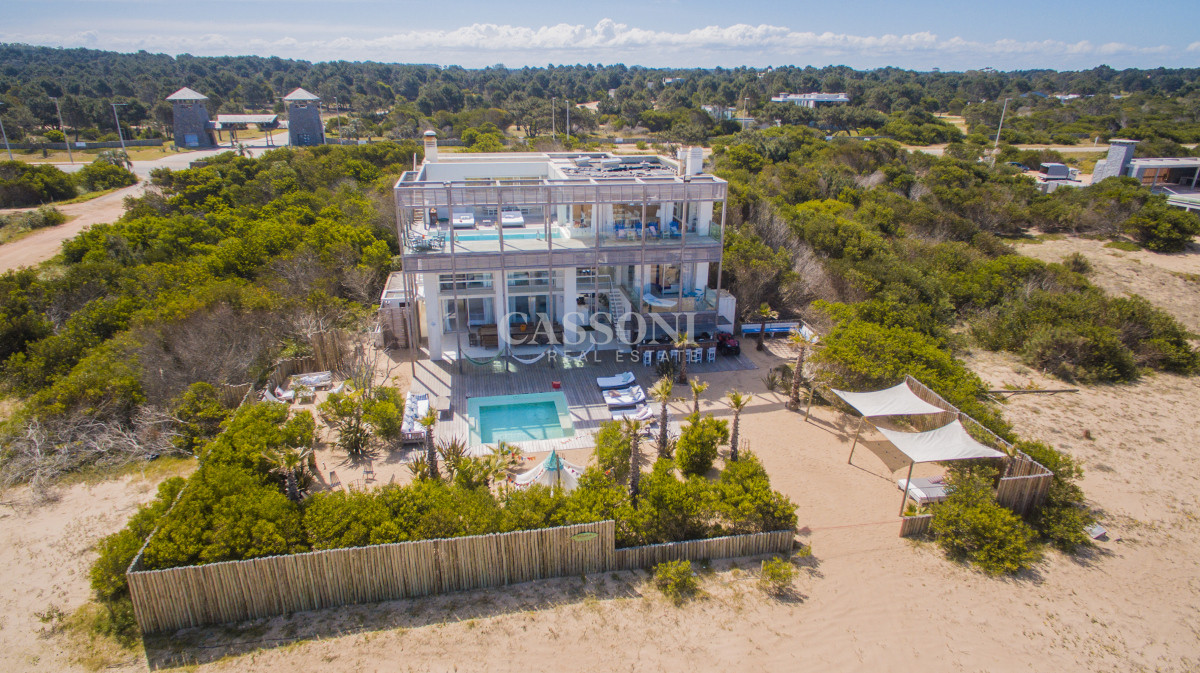 Una joya arquitectónica sobre el mar. - Imagen 1