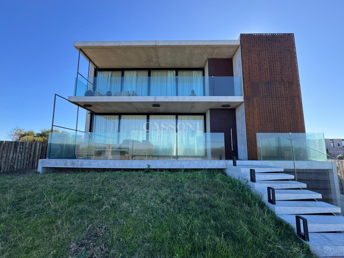 Casa a estrenar primera linea en La Juanita