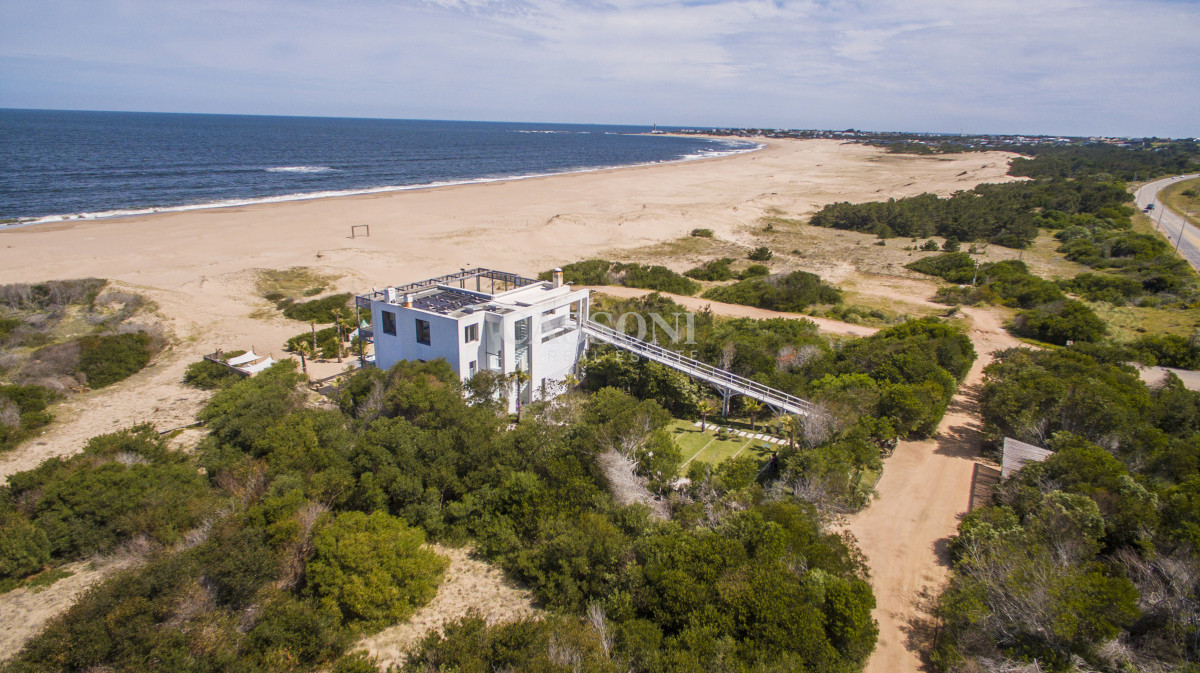 Una joya arquitectónica sobre el mar. - Imagen 2