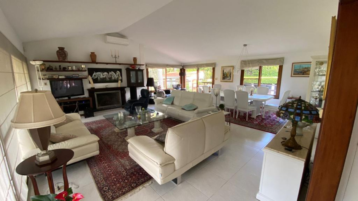 Casa 5 Dormitorios en Cantegril, Piscina, A metros de Playa Mansa 
