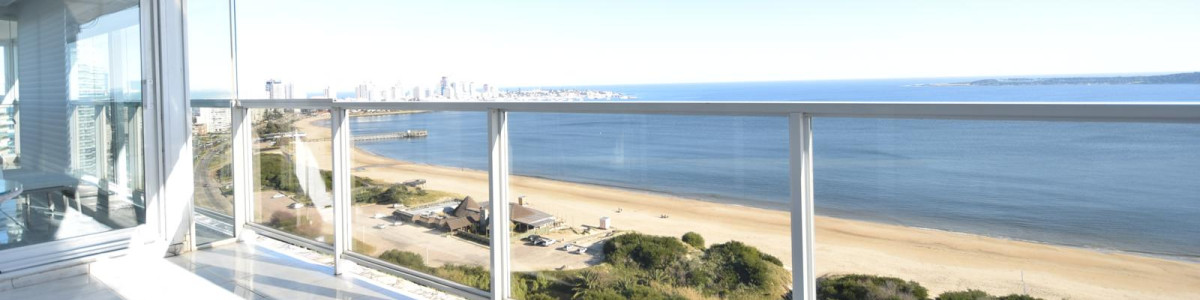Penthouse en Venta en Punta del Este  Primera Línea Frente a Playa Mansa  Exclusivo penthouse esquinero, ubicado en un clásico edificio frente al mar