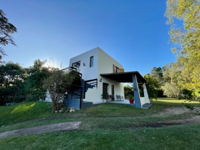 Venta de Casa con 703 m2 Terreno con 2 Dormitorios 2 Baños en Pinares C849