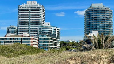 Oportunidad Real. Apartamento en Venta a 50m de la Playa Brava en Punta del Este