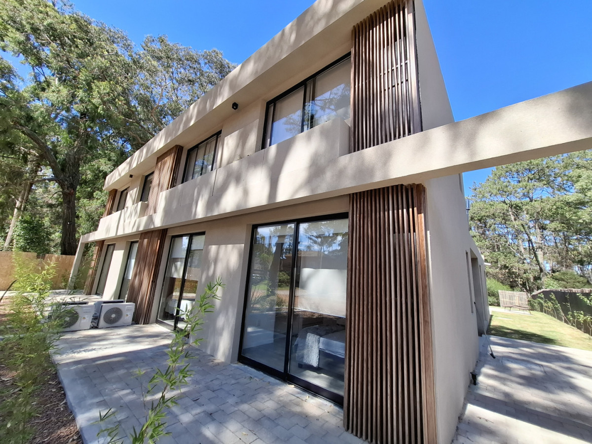 Casa Nueva en Venta  4 Suites con Piscina y Parrillero en Solanas ,Punta del Este