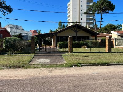 Casa de 3 dormitorios y barbacoa en Aidy Grill