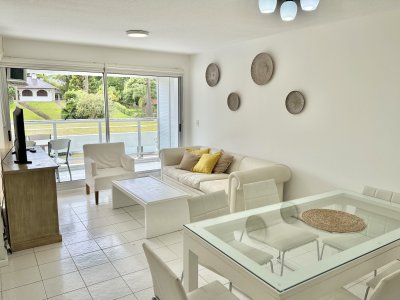 Apartamento de 2 dormitorios 2 baños en edificio frente al mar