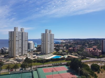 Venta  Mansa, apartamento de 2 dormitorios y dependencia de servicio