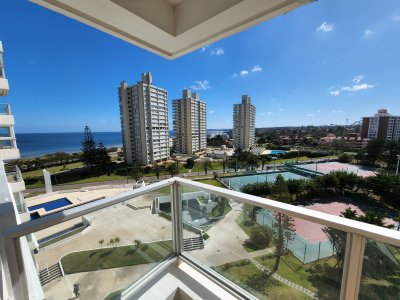 Venta - Punta del Este - Lincoln Center - Apartamento de 2 dormitorios y Dependencia de Servicio - Frente a la playa