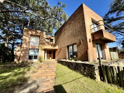 Venta - Casa - 5 Dormitorios - 6 baños - Punta del Este - Excelente Ubicación