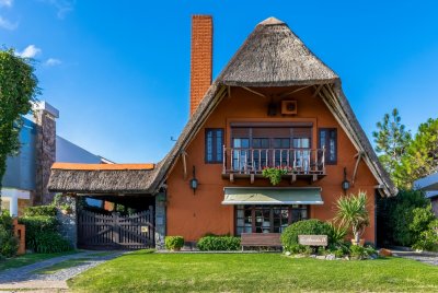 Hermosa Casa en Venta con Piscina a 100 mts de la mansa