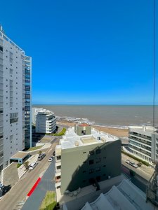 1 dormitorio definido con vista al mar a pasos de la playa Brava