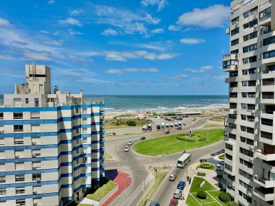 PENINSULTA PISO ALTO CON VISTA AL MAR, 3 DORMITORIOS + DEPENDENCIA, COCHERA SUBSUELO CON BAULERA 