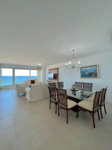 Venta Apartamento 2 dorm + dep.servicio primera linea con vista al mar, Edificio con servicios