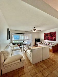 Venta Apartamento 2 dormitorios frente al mar Edificio con servicios