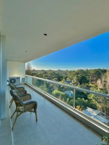 Aidy Grill a 500mt de Playa Brava, piso alto con cochera sub-suelo 