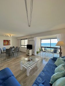 Vista al Mar playa Brava, apartamento 3 dormitorios con cochera, Edificio con todos los servicios