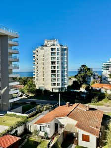 Zona Aidy Grill Playa Brava, 2 dormitorios con cochera. Edificio con servicios!