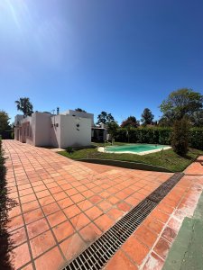 Muy linda Casa Barrio Jaurena, 3 dormitorios, piscina y parrillero