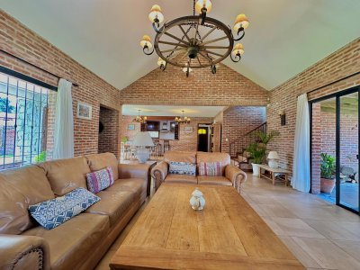 EXCELENTE PROPIEDAD EN EL EXLUSIVO BARRIO PINARES DE PUNTA DEL ESTE