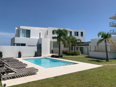 Alquiler Anual Exclusiva residencia frente al mar primera linea Playa Mansa 