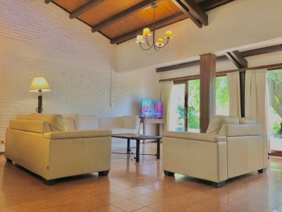 Venta Casa 4 dormitorios + dep.servicio y piscina
