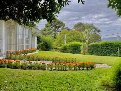 Hermosa casa en Marly, ubicada en una de las zonas más tranquilas y residenciales de Punta del Este 