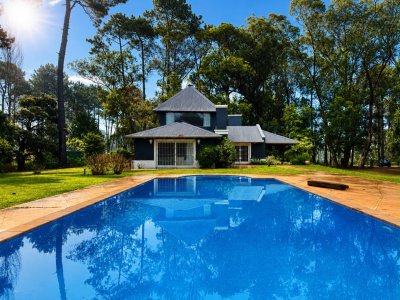 BARRIO PARQUE BURNETT EXCELENTE PROPIEDAD 4.500MT TERRENO